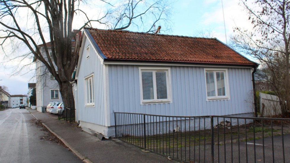 Skribenten är upprörd över rivningsplanerna för det blå huset på Odengatan i Västervik och menar att stadens gamla bebyggelse är värd ett bättre öde.