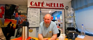 Café Mellis är hett på skolan – som har saknat ett kafé i flera år • Här bakar föreståndaren Janne energibars och bröd