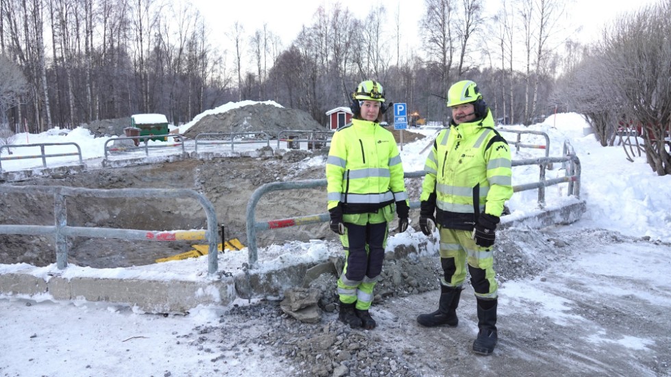Tuva Nordvall och Anders Mattsson från Pireva jobbade med att försöka identifiera vattenläckan.