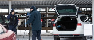 Misstänkt mordbrand och mordförsök i bostadsområde i Luleå • Polisens tekniker på plats: ”De undersöker en vit bil, en kombi”