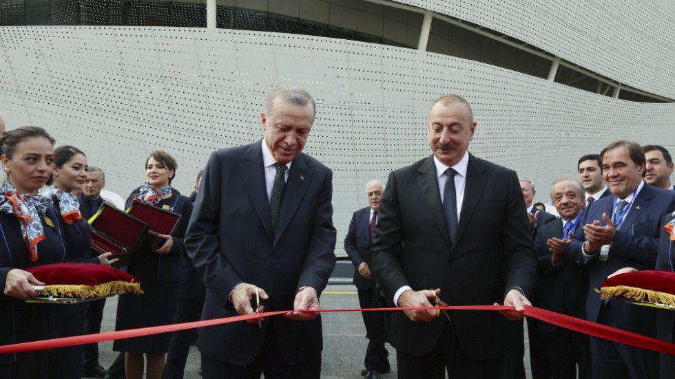 Turkiets president Recep Tayyip Erdogan och Azerbajdzjans president Ilham Aliyev klipper bandet vid invigningen av Zangilan, en azerbajdzjansk flygplats som byggdes i Nagorno-Karabach efter kriget 2020. Bild från oktober 2022.