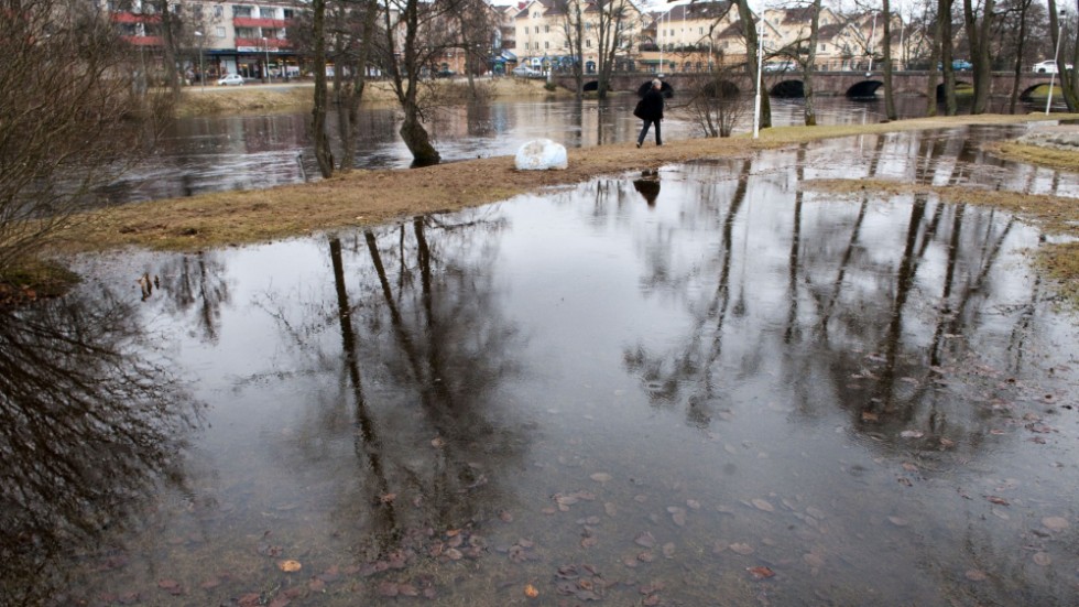 Översvämning vid Lagan i Värnamo för några år sedan – men den gången i mars. Arkivbild.