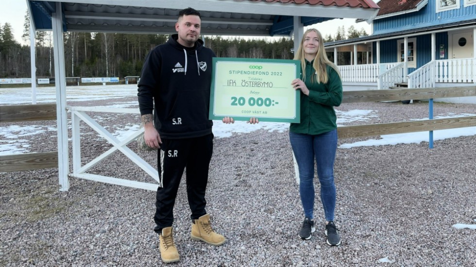 Sebastian Reyes tar emot checken på 20 000 kronor från Anne Göransson.