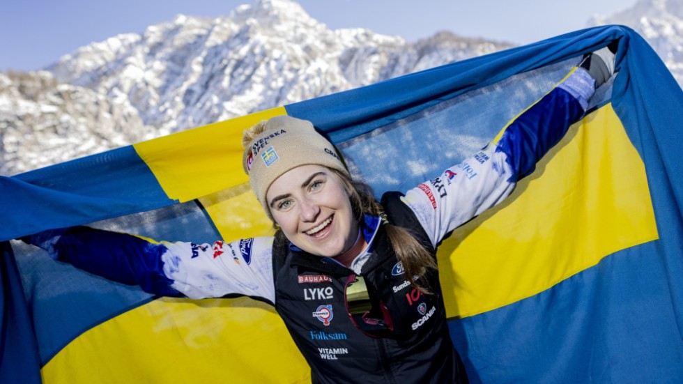 Sveriges Ebba Andersson jublar efter guldet på damernas tremil vid skid-VM i Planica, Slovenien.