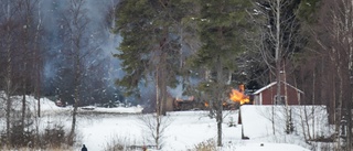 Villa och ladugård i brand på Granön