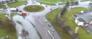 Översvämning utmed Ståthögavägen: "En större vattenledning som börjat läcka"