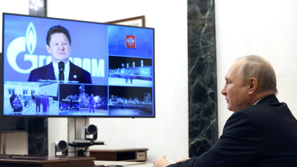 Ryske presidenten Vladimir Putin pratar med Gazprom vd Aleksej Miller via skärm. Arkivbild.