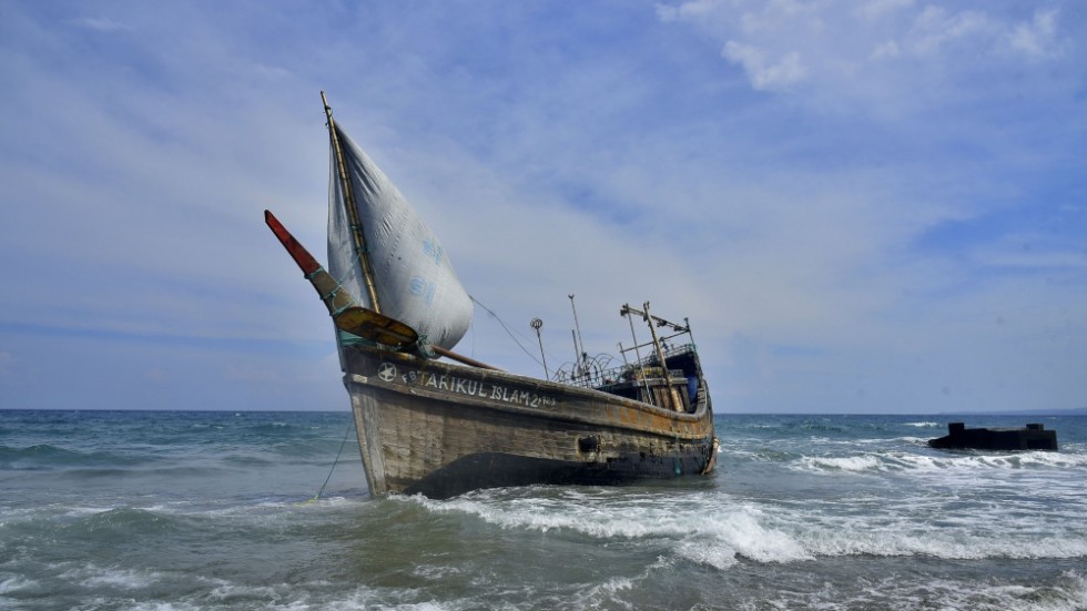 En flyktingbåt som transporterade rohingyer från flyktingläger i Bangladesh ligger vid stranden efter att ha nått indonesiska Aceh på juldagen.