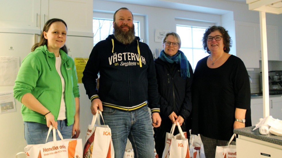 På Vimmerby pastorat hjälps man åt för att fixa med allt som behövs inför jul och utdelningen av matkassar. Från vänster; Sofia Pettersson, Mattias Kessén, Eva Bertilsdotter och Ylva Nilsson. 