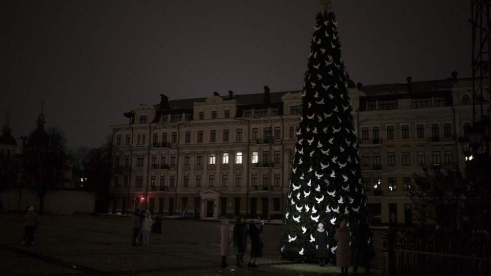 Kiev präglas av strömavbrotten. Ukrainare samlas ändå kring julgranen dekorerad med fredsduvor.  