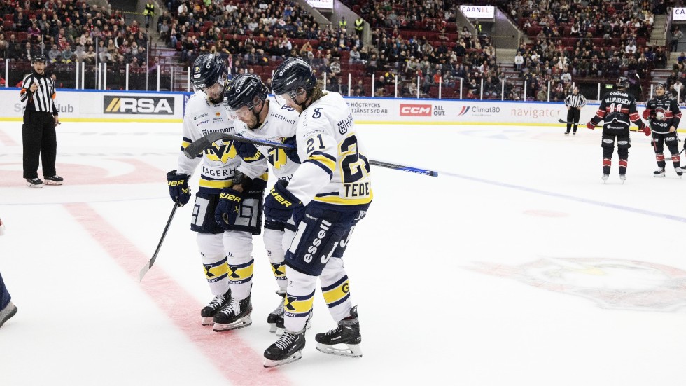 MALMÖ 20221228HV71:s Niklas Hjalmarsson skadas och fick hjälp av isen av lagkamraterna Daniel Glad och Mattias Tedenby under onsdagens ishockeymatch i SHL mellan IF Malmö Redhawks och HV71 på Malmö Arena.