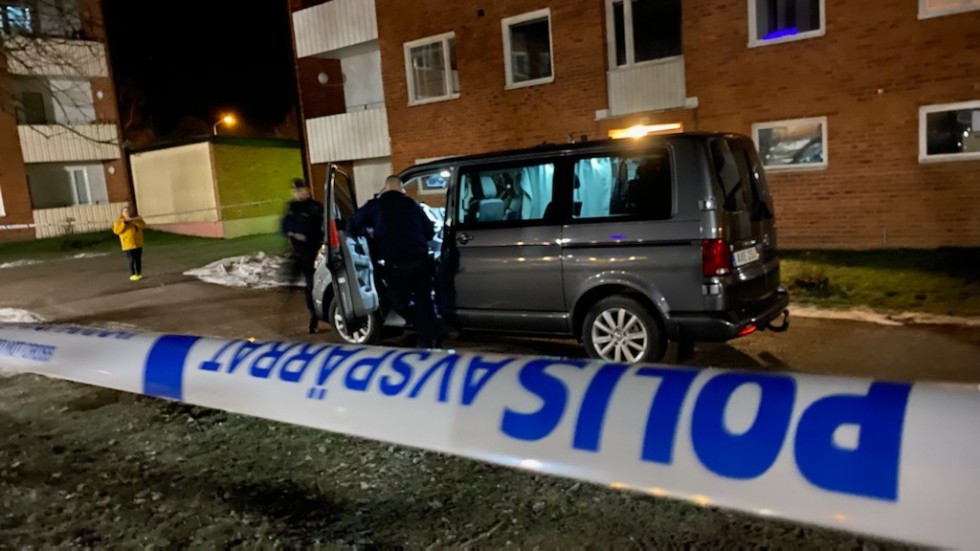 Skottlossning i Storebro under fredagskvällen där en person förts till sjukhus och en polis skadats.