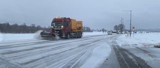 Regn faller över kalla vägbanor – risk för ishalka
