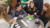 Eleverna spelar kort på lunchrasten