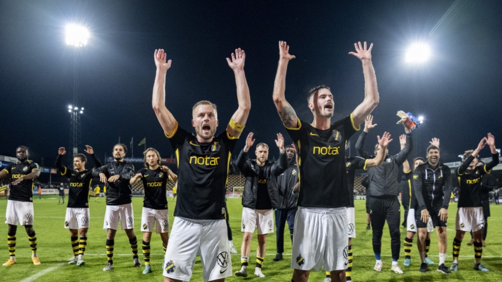AIK:s Sebastian Larsson, till vänster, och Mikael Lustig hyllades av tillresta supportrar efter sin sista bortamatch i karriären som slutade med seger.