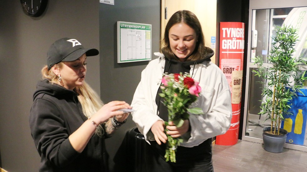 Sofia Svalin gratulerar och uppvaktar Emmy Bjerkert för hennes civilkurage. När hon hamnade mitt i Cooprånet i Vimmerby, passade hon på att ta bilder på rånarna.