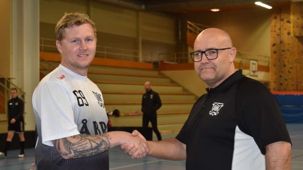 Ricky Gustafsson och Michael Elmér skakar hand, under sin tid i Vimmerby IBK. Nu ska duon leda Södra Vi IF:s fotbollslag, där Elmér blir huvudtränare med Gustafsson som assisterande.
