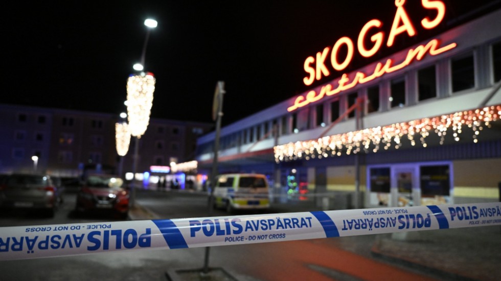 Polis på plats i Skogås där en 15-årig pojke sköts den 28 januari. Pojken avled senare på sjukhus.