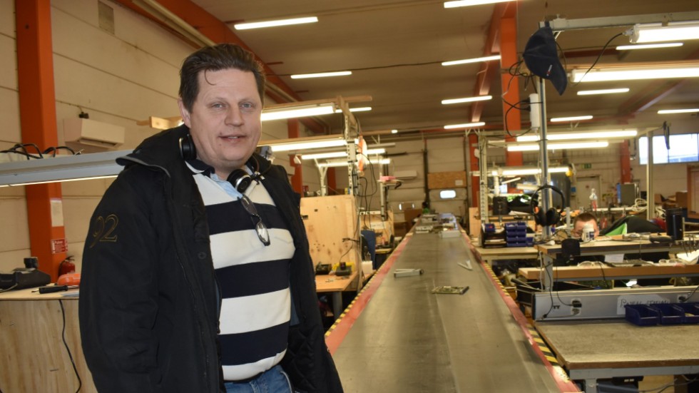 Peter Carlsson, VD, vid den eldrivna produktionslinjen för elektronikdemontering. 