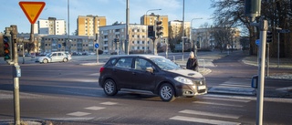 Trafikljusen på Lennings väg var svarta i morgontrafiken ✓Nu funkar de igen