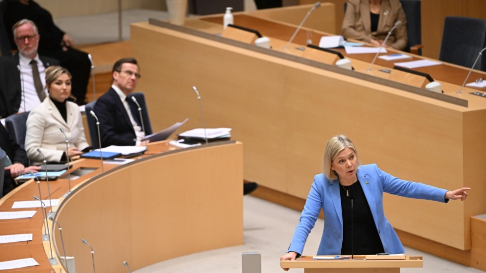 Skribenten gillar inte Magdalena Anderssons taktik att skratta åt Ebba Busch (i bakgrunden) under partiledardebatten.
