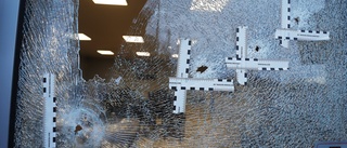 Här sköts sju skott genom pizzerians fönster – offret en man i 25-årsåldern
