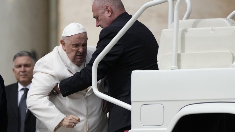 Påve Franciskus får en hjälpande hand. Bild från i onsdags.