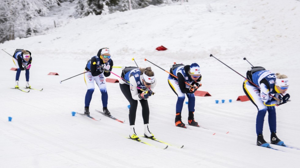 Delar av det favorittippade svenska damlaget på glid i Ruka: Frida Karlsson, Johanna Hagström, Anna Dyvik, Emma Ribom och Maja Dahlqvist.