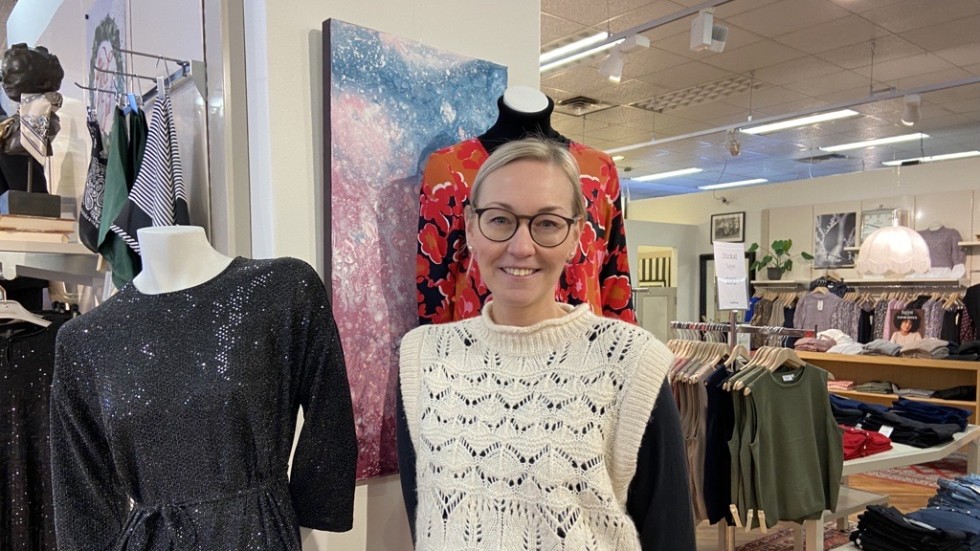 Sandströms butikschef Camilla Sand ser negativt på att Black week infaller nu när de vill förbereda sig inför julskyltningen i Vimmerby.