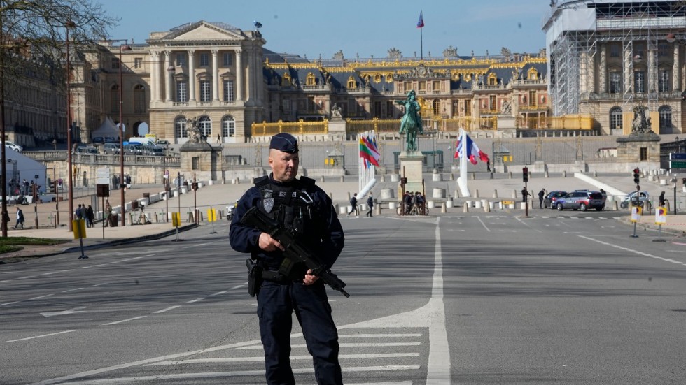 Fransk polis framför slottet i Versailles där EU-ländernas stats- och regeringschefer håller toppmöte.