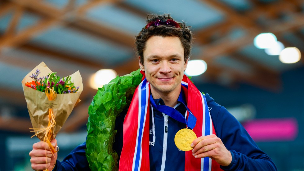 Nils van der Poel med guldmedaljen efter segern i allround-VM i Hamar.