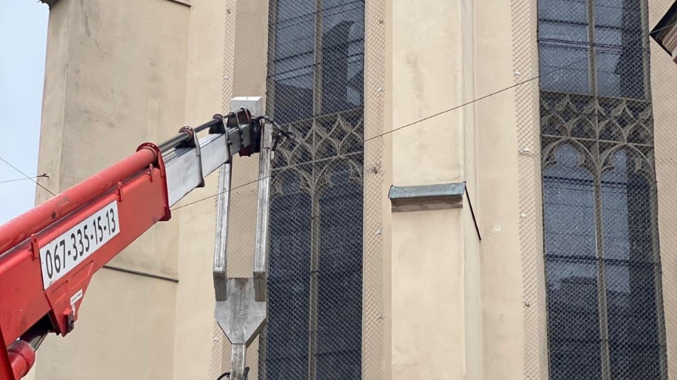 Galler sätts upp för att skydda fönster vid en av byggnaderna i Lviv.