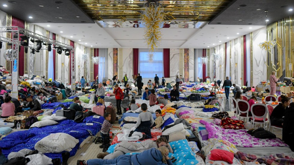 På ett hotell i den rumänska staden Siret har en balsal fyllts med sängplatser för att ge ukrainska flyktingar någonstans att sova.
