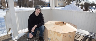 Gymnasieeleven Theodor byggde en nyskapande bikupa: "Det är viktigt att vi ger bin en chans att överleva"