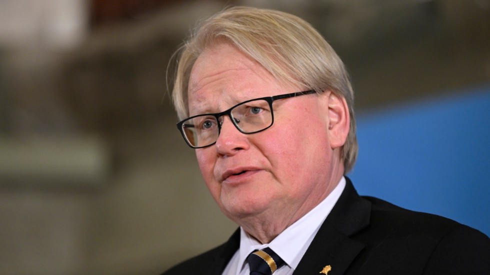 Försvarsminister Peter Hultqvist (S) vägrar att svara på frågan om regeringen är redo att byta fot om alliansfriheten.