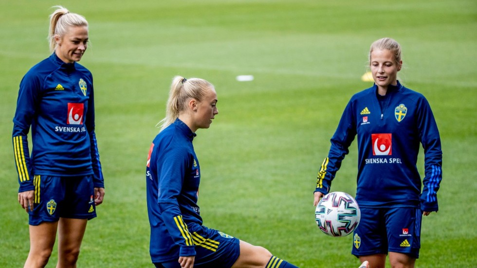 Hanna Bennison (i mitten) och Anna Anvegård (till höger) får i sommar en ny tränare i klubblaget Everton. Då tar dansken Brian Sørensen över Super League-klubben. Arkivbild.