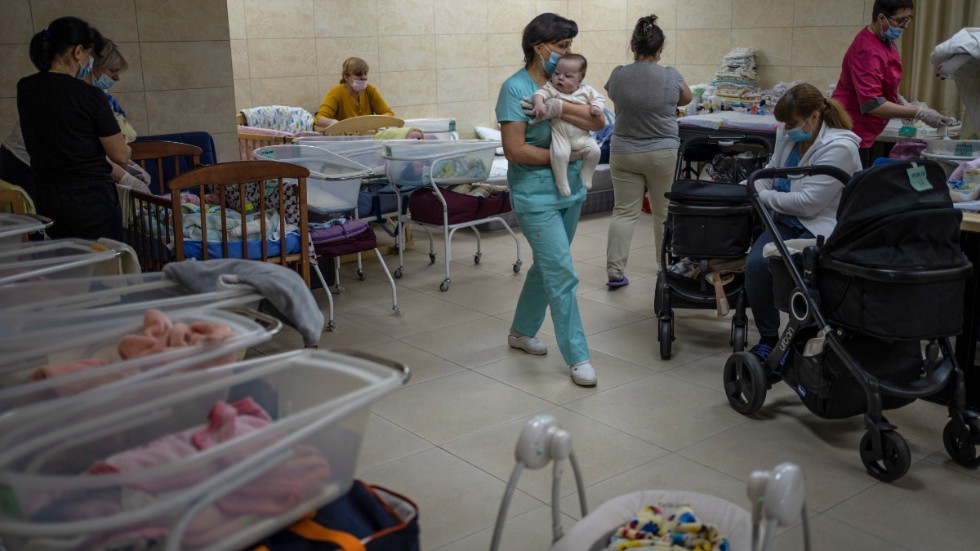 I Ukrainas huvudstad Kiev föds många barn av surrogatmödrar. Kriget har dock gjort det svårt för beställarna att hämta dem.