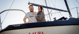 Nyköpingsborna Gerda, 28, och Anders, 30, säljer bröllopsbåten nu när pandemin lättat – redo för nästa fas