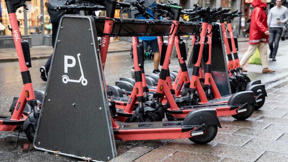 I Eskilstuna tar elsparcyklarna över cykelställen som är avsedda för vanliga cyklar, konstaterar signaturen "E-tunacyklist".
Bilden: På Götgatan i Stockholm har man fixat speciell parkering för elsparkcyklar. 
