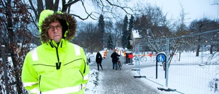 Cykelväg på gräsmattan i stadsträdgården