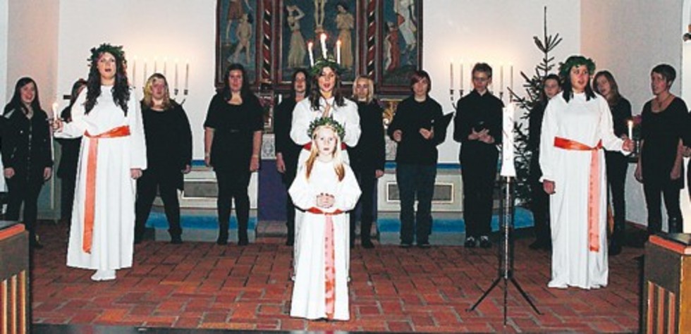 Lucia Elin Nyberg och lill-Lucia My Andersson kröntes till rang och värdighet av ljusets budbärerskor vid den högtidliga ceremonin i Hultsfreds kyrka