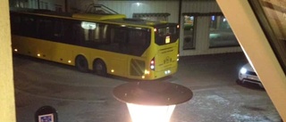 Buss körde in i byggnad