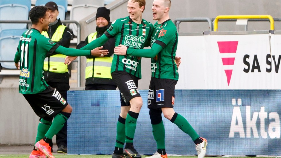 Alexander Johansson (mitten) gratuleras efter segermålet borta mot IFK Norrköping i den allsvenska premiären.