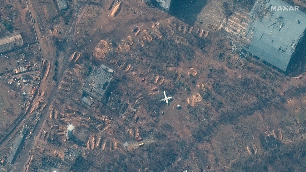 En satellitbild visar ryskt tillbakadragande från flygplatsen i Hostomel, norr om Kiev.
