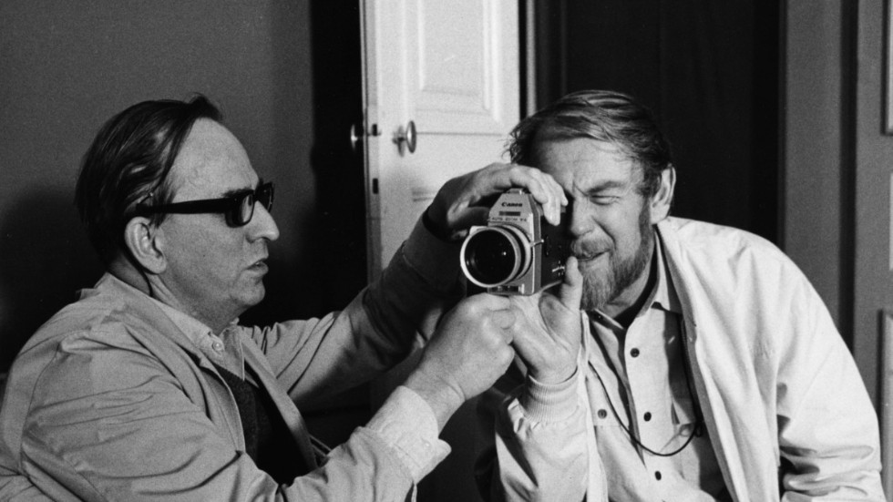 I år skulle filmfotografen Sven Nykvist (1922–2006) ha fyllt 100 år. Här ser vi Nykvist (till höger) tillsammans med regissören Ingmar Bergman (till vänster). Deras samarbete sträckte sig över fyra decennier och gav Nykvist två Oscarsstatyetter för bästa fotografi.