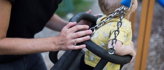 Mamma bestals på väska i lekparken