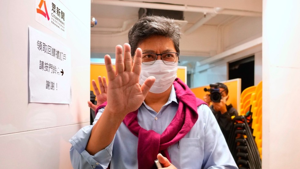 Säger tack och hej. Citizen News grundare Chris Yeung vinkar till journalister efter en presskonferens. Till följd av det rådande medieklimatet i Hongkong och på grund av den krympande pressfriheten lägger den populära nyhetssajten ner sin verksamhet.