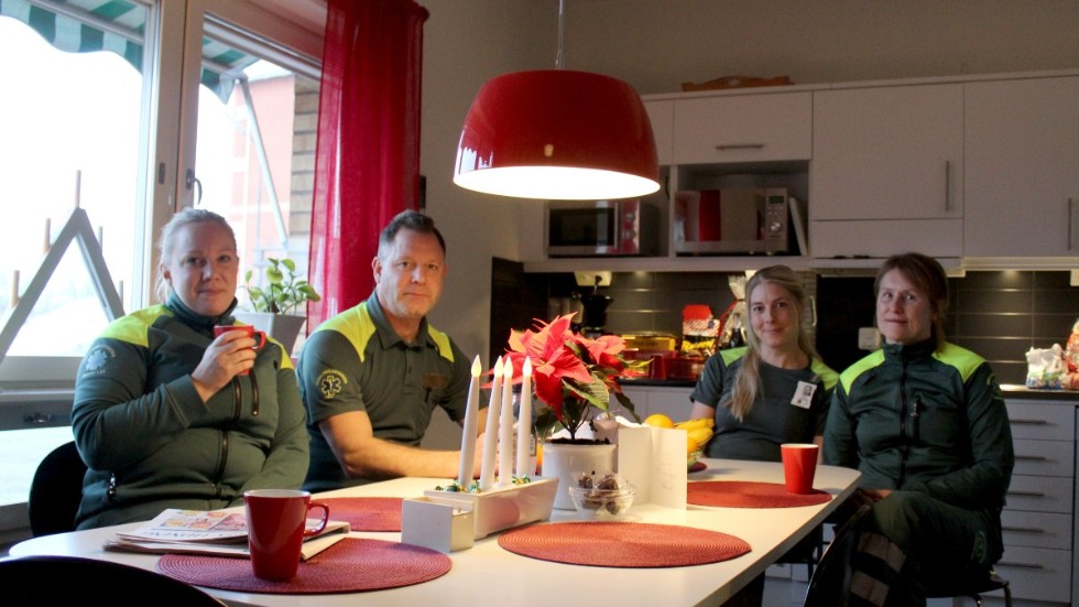 Det blir julmys i lunchrummet på ambulansstationen mellan larmen. Från vänster: Victoria Gustafsson, David Freedeke, Malin Knutsson och Ingela Schröder. 