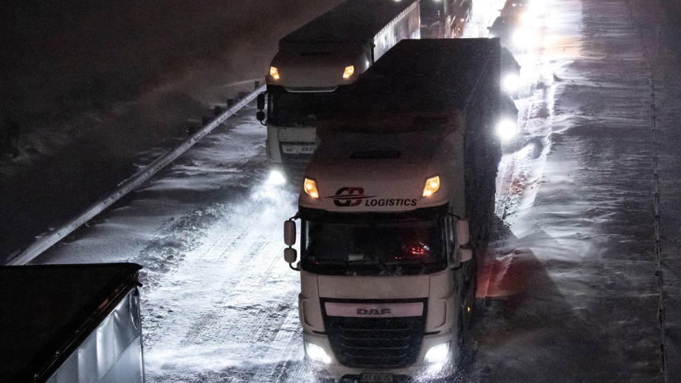 Lastbil i snöoväder. För att klara klimatmålen bör fler tyngre fordon köras på fossilbränsle. 