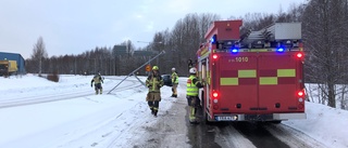 Bil fick sladd och körde in i lyktstolpe – ett körfält blockerades